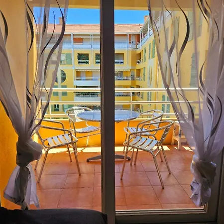 Apartment Lumineux En Plein Centre-ville, Avec Terrasse Privee Sur Cour, Situe Place Du Pin *
